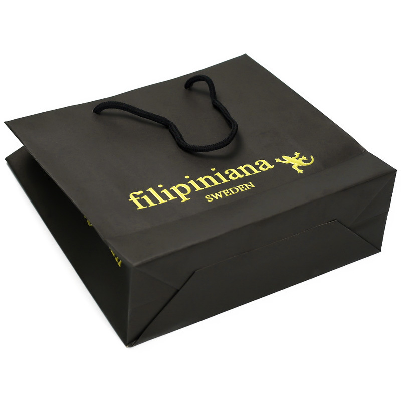 Bolsas de papel kraft negras personalizadas baratas con estampado en caliente de ouro de alta calidade con corda de PP