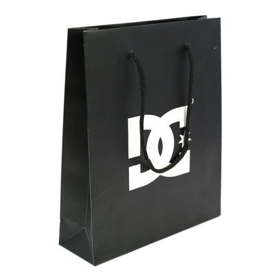कपड्यांसाठी पुन्हा वापरता येण्याजोग्या स्वस्त ब्लॅक गारमेंट शॉपिंग पेपर कॅरींग बॅग