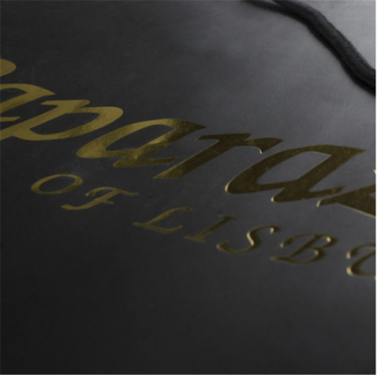 أكياس ورقية بمقبض من الحبل المطبوع باللون الأسود مع رقائق ذهبية ساخنة